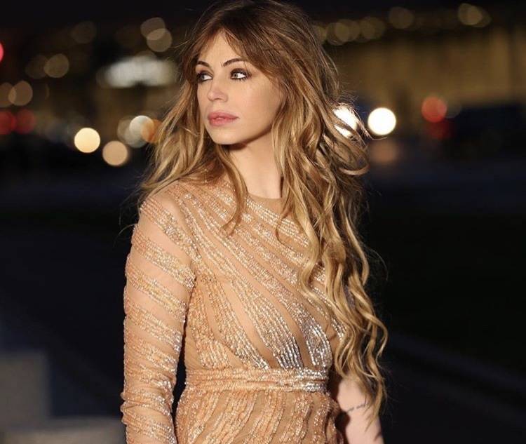 ‘Uomini e Donne’, Alessia Cammarota in diretta social rivela: “Ho rifatto il seno!” preview