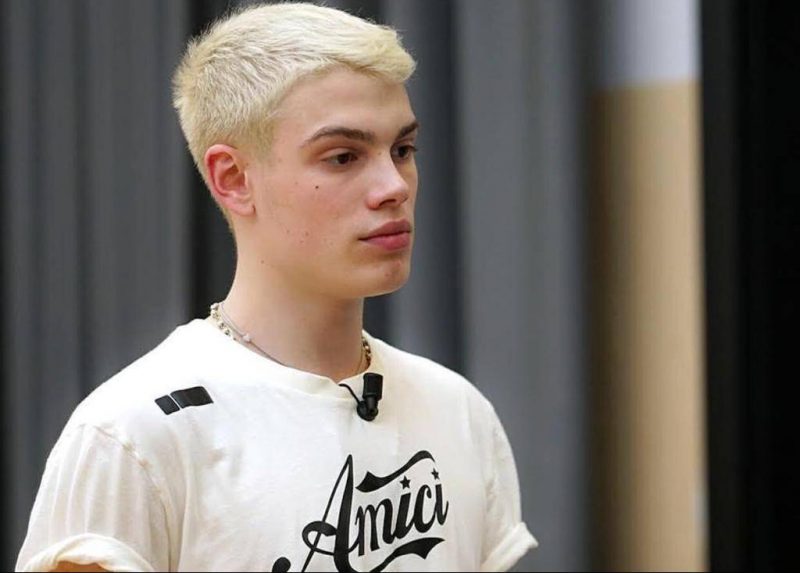 ‘Amici 17’, è Biondo il cantante più richiesto dalle case discografiche! E intanto dal suo passato sbuca un video che fa chiacchierare il web… preview