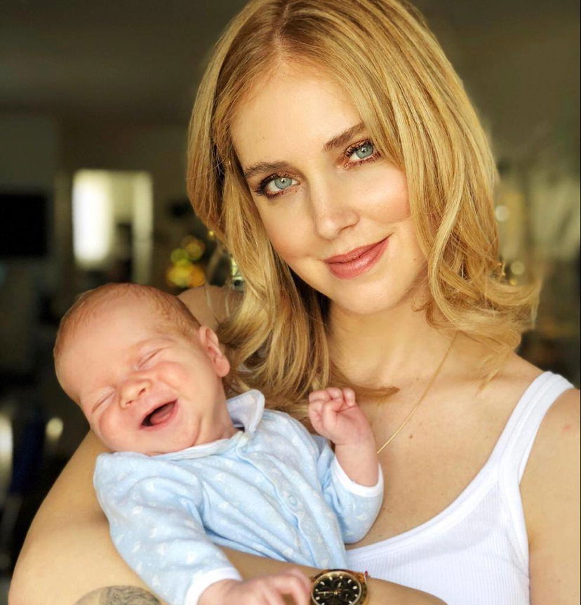 Chiara Ferragni ancora sotto attacco: “Povero Leone, non sai tenerlo in braccio! Fa pena, non tenerezza”. E la fashion blogger replica così… preview