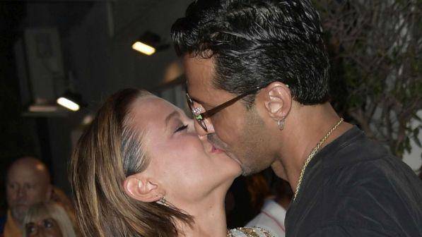 Fabrizio Corona e Silvia Provvedi, è di nuovo amore: baci appassionati nella notte romana (Foto) preview