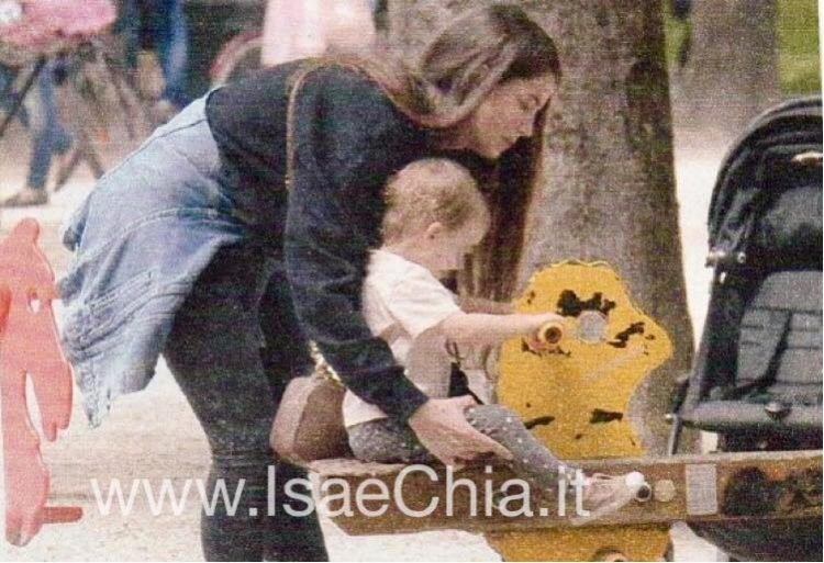 Francesca Fioretti, dopo la scomparsa del compagno Davide Astori torna a sorridere al parco grazie alla piccola Vittoria (Foto)