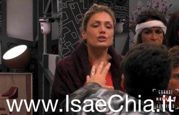 ‘Gf 15’, fuori dalla Casa urlano: ‘Aida Nizar, l’Italia ti ama’. Mariana Falace lo riferisce alla spagnola, e scoppia la lite con Luigi Favoloso! (Video) article-post