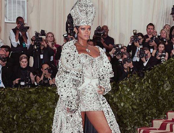 Met Gala 2018, il tema è ‘Moda e Religione’: ecco tutti i look più originali sfoggiati dalla celebrities! (Foto) article-post