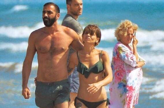 Alessandra Amoroso paparazzata al mare con il suo fidanzato: le foto
