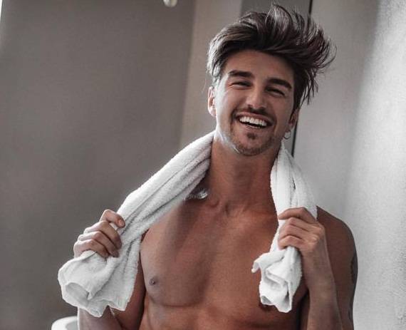 ‘Uomini e Donne’, Andrea Damante ironizza sulle insinuazioni di Alessandro Calabrese e sulle foto di ‘Spy’. E il giornalista Gabriele Parpiglia precisa che… preview