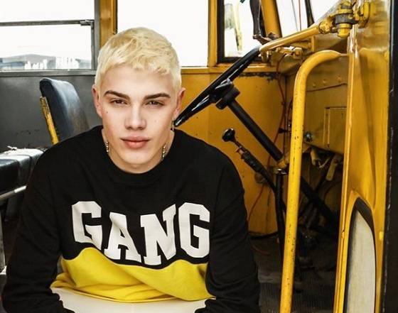 ‘Amici 17’, Biondo si esibisce sul palco… e rimane in mutande! (video) preview