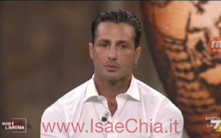 Fabrizio Corona ospite a ‘Non è l’Arena’ si scaglia contro Selvaggia Lucarelli: “Sono anni che vuole il mio corpo ma io non glielo do!” preview