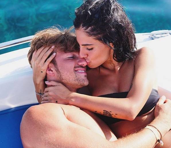 Giulia De Lellis e Andrea Damante fotografati insieme in Sardegna e l’ex corteggiatrice sbotta contro alcuni fan: “Siete pesanti, impiccioni, depressi, cattivi… fatevi una vita!” preview