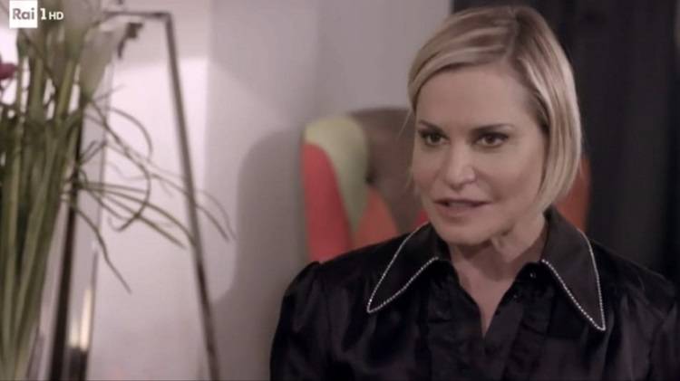 Simona Ventura si confessa: “L’aborto a 19 anni resta una ferita. Con Stefano Bettarini? Storia mediatica” preview