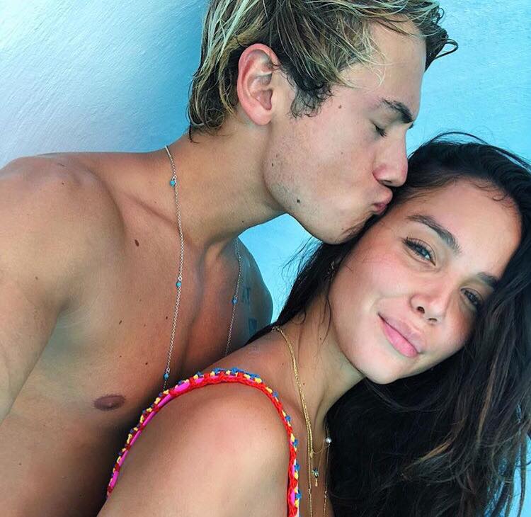 Paola Di Benedetto e Federico Rossi, una nostra lettrice avvista l’ex naufraga e il cantante a Santorini e ci racconta che… (Foto inedite) preview