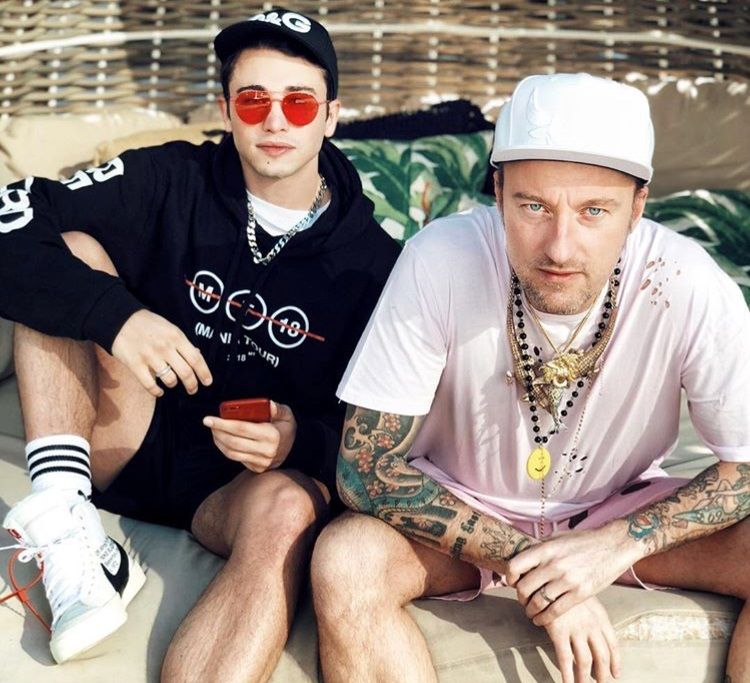 Riccardo Marcuzzo e Francesco Facchinetti infuriati: “A Taormina a noi vietato di vendere il merchandising ufficiale agli abusivi no! Ci rimettiamo sempre da italiani…” preview