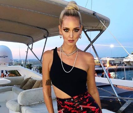 Chiara Ferragni sfoggia un look audace sui social e viene sommersa da una pioggia di critiche: ecco cosa è successo preview