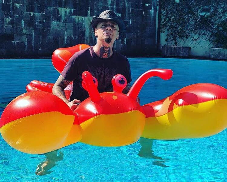 J-Ax festeggia i suoi 46 anni: al party anche Fabio Rovazzi, Fedez il grande assente (Video) preview