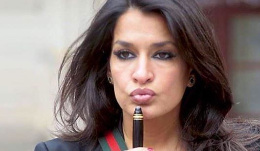 ‘Pomeriggio 5’, Aida Nizar resta (due volte!) a seno scoperto: video preview