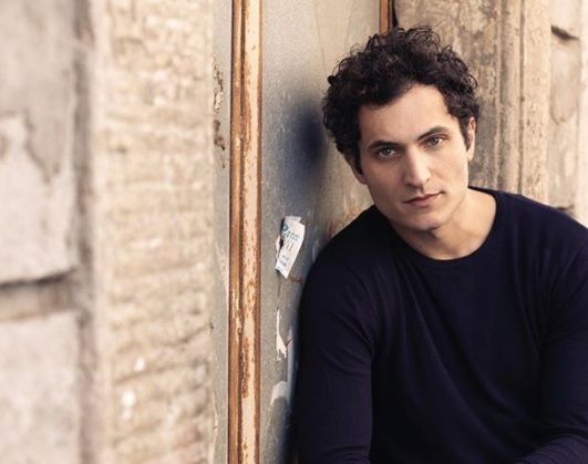 ‘Grande Fratello’, Alessandro Tersigni si racconta a cuore aperto: dalla vita da attore “precario” alla gioia di essere genitore preview