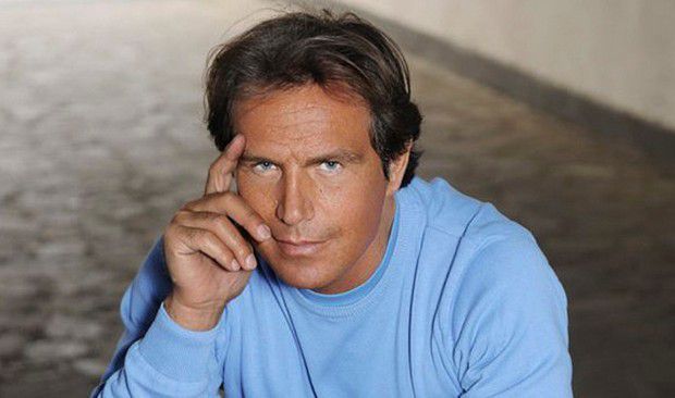 Antonio Zequila fa un appello a Maria De Filippi: “Voglio corteggiare Tina Cipollari perché mi attrae da sempre come una calamita!” article-post