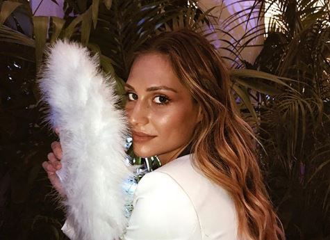 ‘Uomini e Donne’, Beatrice Valli protagonista di uno spot per un noto marchio di cosmesi! (Video) preview