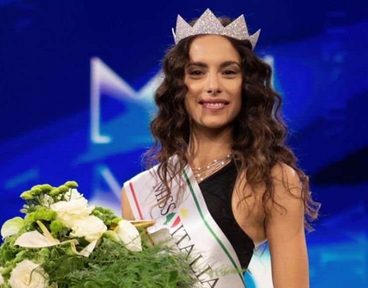 ‘Miss Italia 2018’, Carlotta Maggiorana si difende su ‘Chi’ dopo le polemiche a proposito di alcuni sui scatti senza veli (foto)