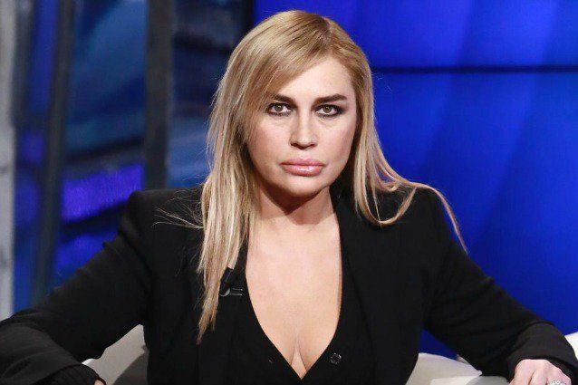 Lory Del Santo al veleno contro uno dei finalisti dell’Isola 16: “Viscido, venduto e patetico” preview