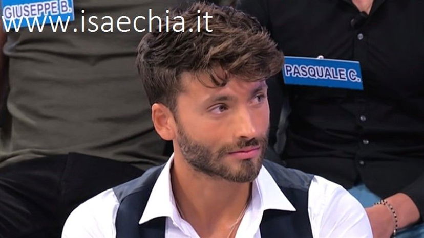 ‘Uomini e Donne’: ecco chi è Patrizio Tombolini, il corteggiatore che si è definito “timido” nell’esterna con Teresa Langella (foto) preview