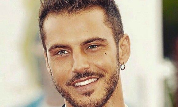 Andrea Montovoli racconta a ‘Chi’ la dolorosa perdita del padre. Ed a proposito dell’esperienza a ‘Pechino Espress’ rivela: “Tornato dall’Africa volevo buttare via tutto!” preview