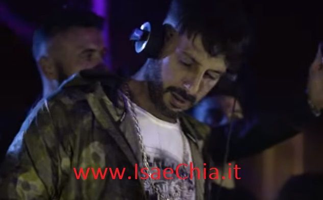 Fabrizio Corona protagonista di un video musicale insieme ad un’ex corteggiatrice di ‘Uomini e Donne’! preview