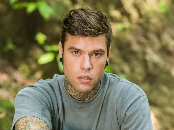 Fedez, dopo le gravi accuse del presidente del Codacons l’amaro sfogo del rapper: “Stanno mangiando sopra le macerie di una tragedia!” (Video) preview