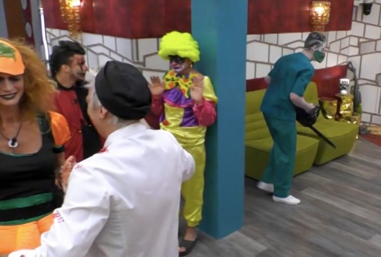 ‘Gf Vip 3’, continuano i freeze a tema horror nella Casa… e Ivan Cattaneo si fa la pipì addosso! (Video) preview