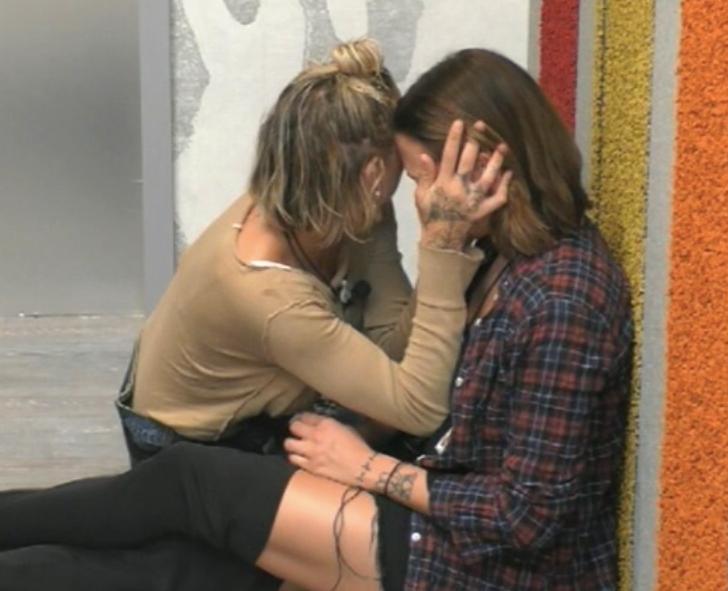 ‘Gf Vip 3’, ascolti flop per la puntata speciale con Fabrizio Corona. E Silvia Provvedi in lacrime si sfoga con la sorella Giulia dopo l’incontro col suo ex (Video) preview