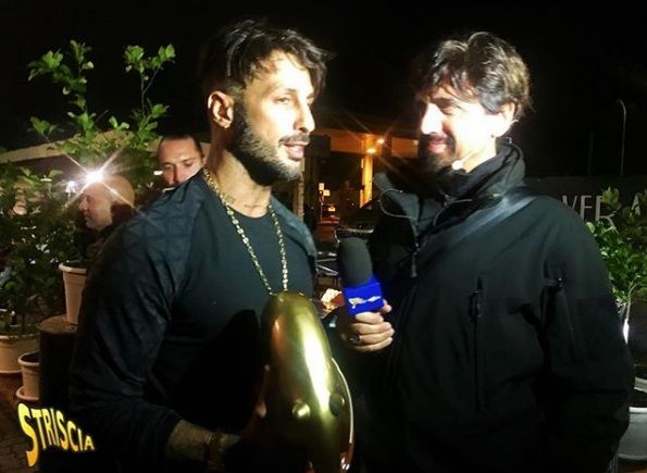 ‘Striscia la Notizia’, Fabrizio Corona riceve l’ennesimo Tapiro d’Oro! (video) preview