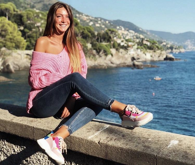 ‘Uomini e Donne’, è Arianna Cirrincione la corteggiatrice che ha imbarazzato Andrea Cerioli! (Foto) preview