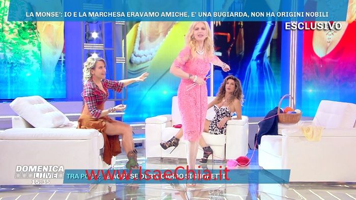 ‘Domenica Live’, la Marchesa e Maria Monsè faccia a faccia durante lo stacco pubblicitario, intervengono i bodyguard (video) preview