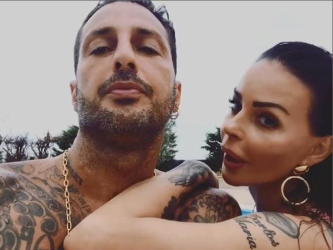 Fabrizio Corona e Nina Moric, pace fatta in tribunale: arriva l’affidamento congiunto per il figlio Carlos. E sui social i due commentano così… preview