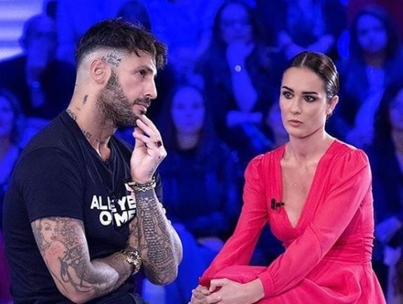 ‘Verissimo’, Fabrizio Corona a proposito della relazione con Asia Argento: “Sono presissimo! Dopo aver fatto l’amore mi ha chiesto una dedica sul mio libro”. E non manca una frecciatina a Ilary Blasi… preview