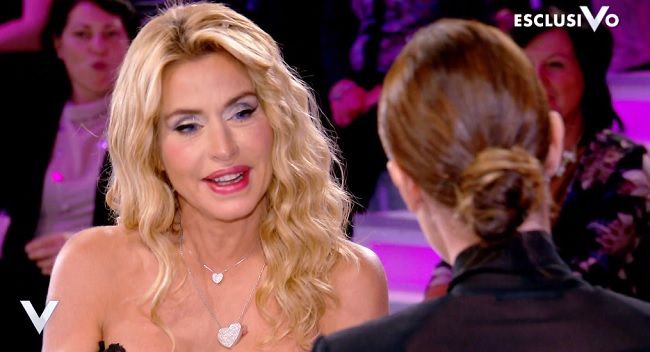 Valeria Marini ospite a ‘Verissimo’: “Ho sofferto di depressione a causa di Patrick Baldassari. A ‘Temptation Island Vip’ volevo solo provocarlo per avere delle reazioni”. E su Ivan González… article-post