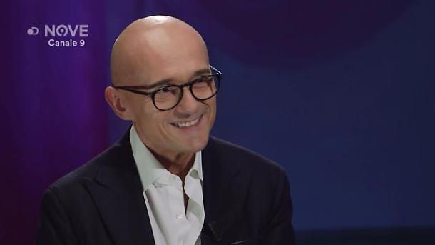 Alfonso Signorini fa discutere con la sua ultima intervista: parole al miele per Silvio Berlusconi e pesanti stilettate a Barbara D’Urso! article-post