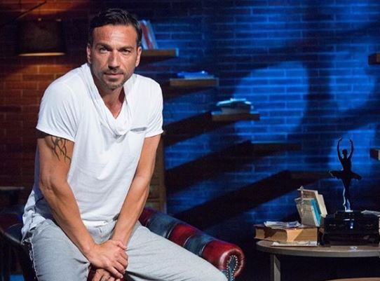 ‘Rivelo’, Costantino Vitagliano si racconta a 360 gradi e su Fabrizio Corona confessa: “Veniva sotto casa mia a gridare: ‘Sono il nuovo Costantino’!” preview