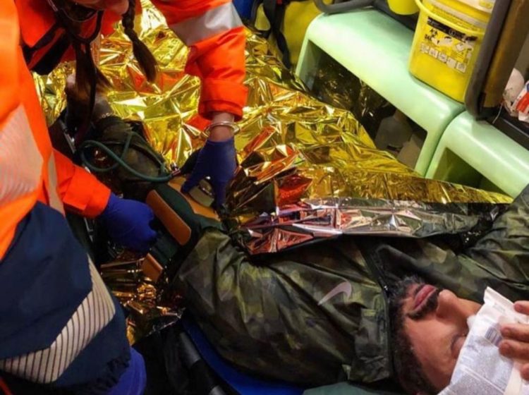 Fabrizio Corona, aggressione nella notte per l’ex re dei paparazzi che viene portato via in ambulanza: ecco cosa è successo preview