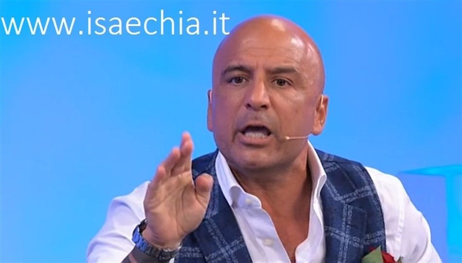 ‘Trono over’, Nino Castanotto aggredisce l’inviata di ‘Striscia La Notizia’ Stefania Petix! Intervengono i carabinieri e lui… (video)