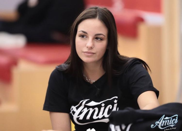 ‘Amici 18’, Ahlana è la nuova concorrente del talent show! Intanto vengono decisi alcuni spostamenti tra le squadre Sparta e Atene preview