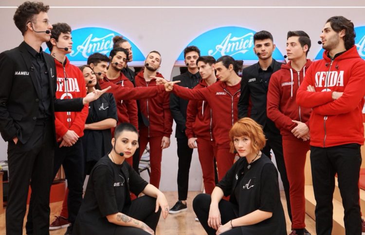 ‘Amici 18’, Giordana Angi e Alberto Urso vincono le sfide di canto. Timor Steffens propone l’eliminazione immediata del ballerino Marco Alimenti, ma Veronica Peparini… article-post