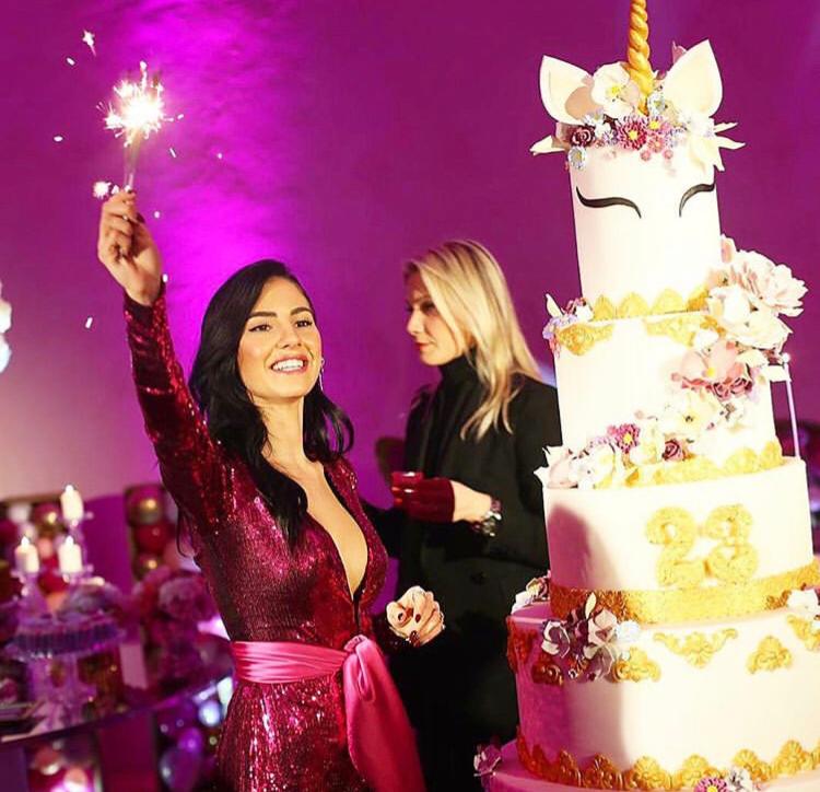 ‘Uomini e Donne’, paillettes e sfarzo per la festa di compleanno di Giulia De Lellis: foto e video preview