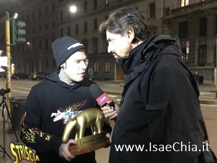 ‘Striscia La Notizia’, Valerio Staffelli consegna il Tapiro d’Oro a Fedez dopo le parole di Fabrizio Corona sulla liaison con Silvia Provvedi: la risposta del cantante preview