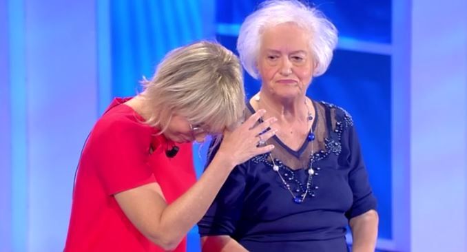 ‘C’è Posta per Te’, Maria De Filippi ridotta in lacrime (dal ridere) dalla signora Carmela alla ricerca del suo primo amore (video) preview