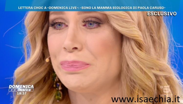 ‘Domenica Live’, la presunta madre biologica di Paola Caruso scrive a Barbara D’Urso. Ecco la reazione dell’ex naufraga (Video) preview