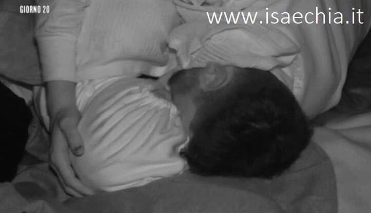 ‘Isola 14’, scatta il bacio tra Jeremias Rodriguez e Soleil Sorge e intanto l’ex corteggiatrice è ancora contestata dal gruppo! (Video) article-post