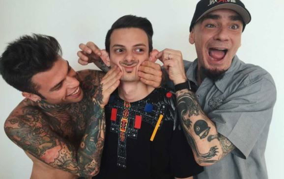 Fedez torna a parlare della fine dell’amicizia con Fabio Rovazzi e J-Ax: “Il mio errore più grande è mischiare l’affettività e il lavoro!” preview