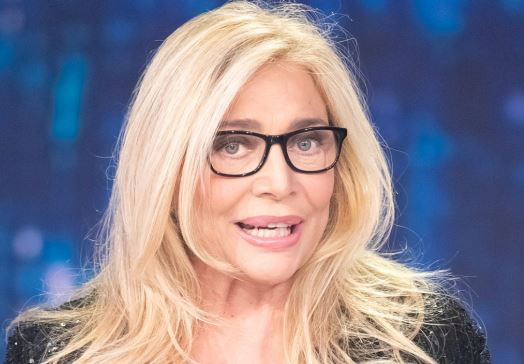 Mara Venier si esprime sul caso Fogli: “Mi domando perché, dopo tutto ciò che è successo, sia ancora lì!”. E sugli screzi con Barbara D’Urso… preview