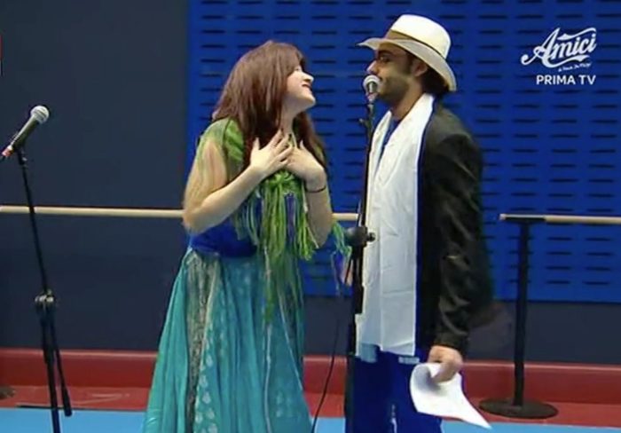 ‘Amici 18’, i primi momenti in casetta di Tish e Alberto Urso, che per gioco imitano Romina Power e Al Bano (Video) preview