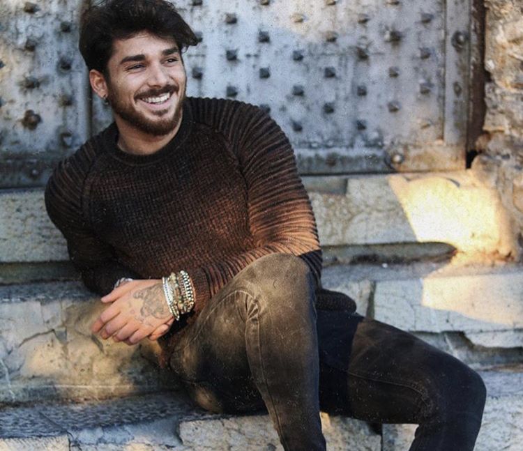 ‘Uomini e Donne’, Andrea Cerioli risponde ai fan: “Arianna Cirrincione è stata la scelta migliore che potessi fare… sono felice!”. E a proposito di Maria De Filippi confida che… preview